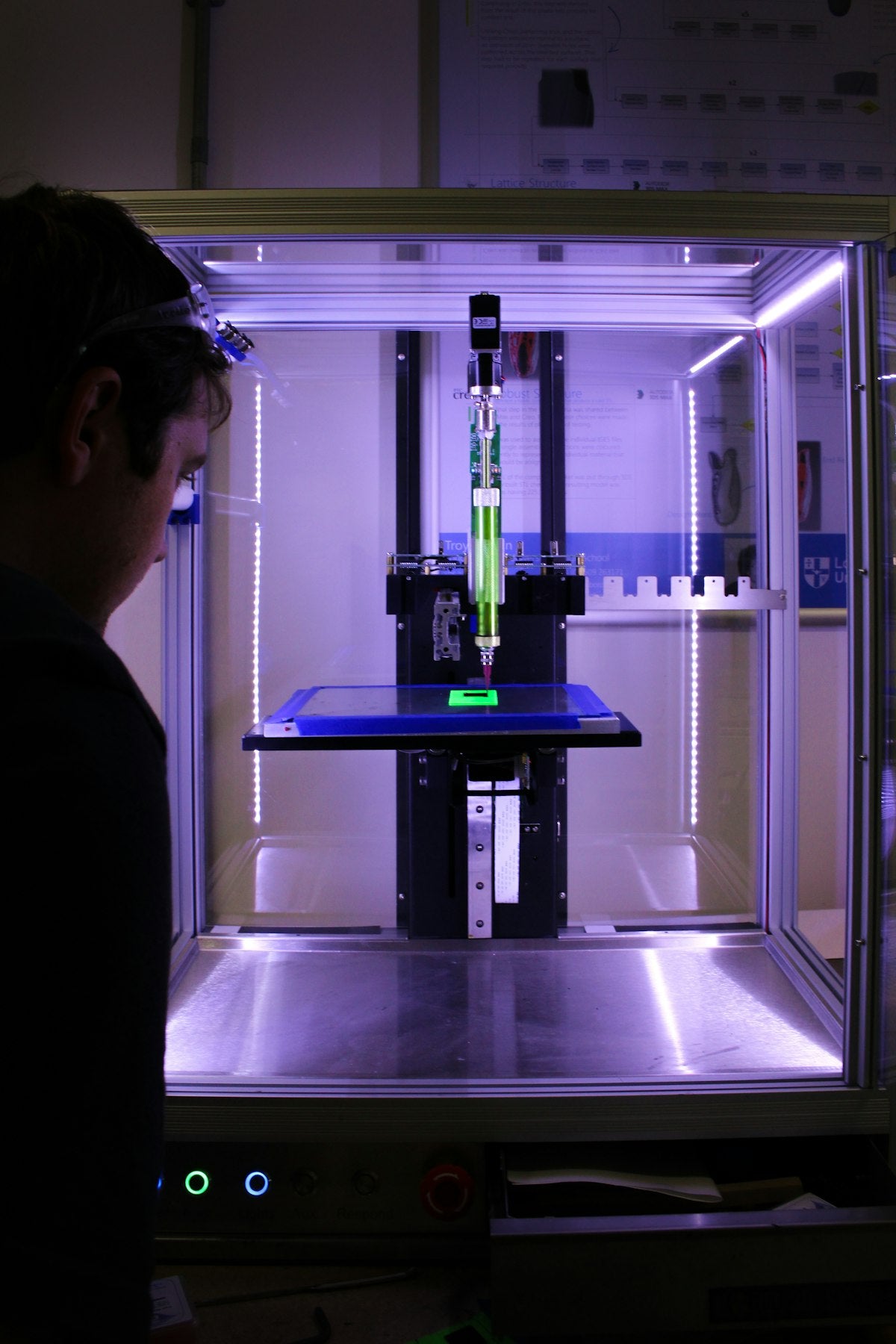 Operatore al lavoro con stampante 3D - Strato3D